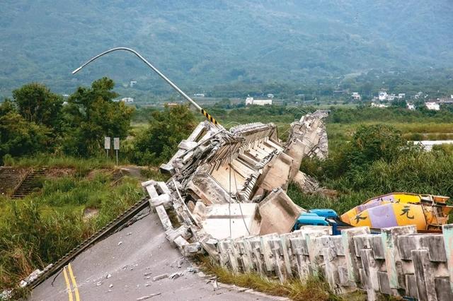 台湾6.9级强震已致1死142伤 花莲2座桥断裂、3栋楼房倒塌