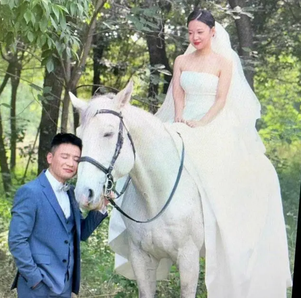 这婚纱照新娘有点多余了，祝福新郎和白马